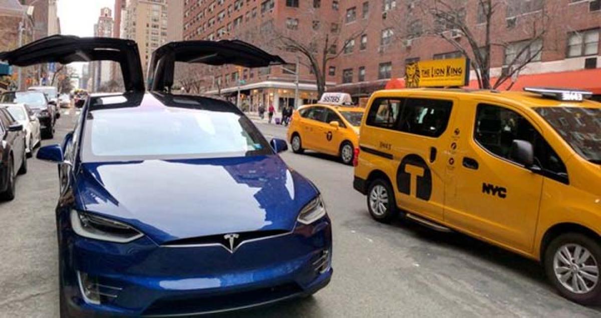 Tesla Motors vehicles can park themselves without a driver inside with a software update